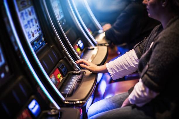 Live dealer at mpoid slot roulette table in HD studio